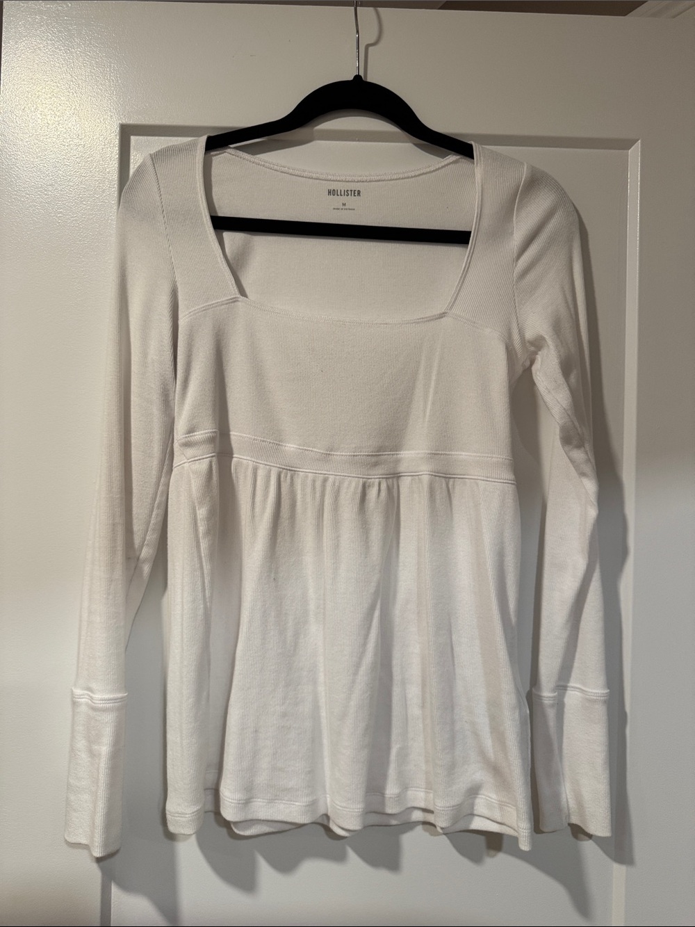 Hollister White Long-Sleeve Scoop Babydoll Top. Size M